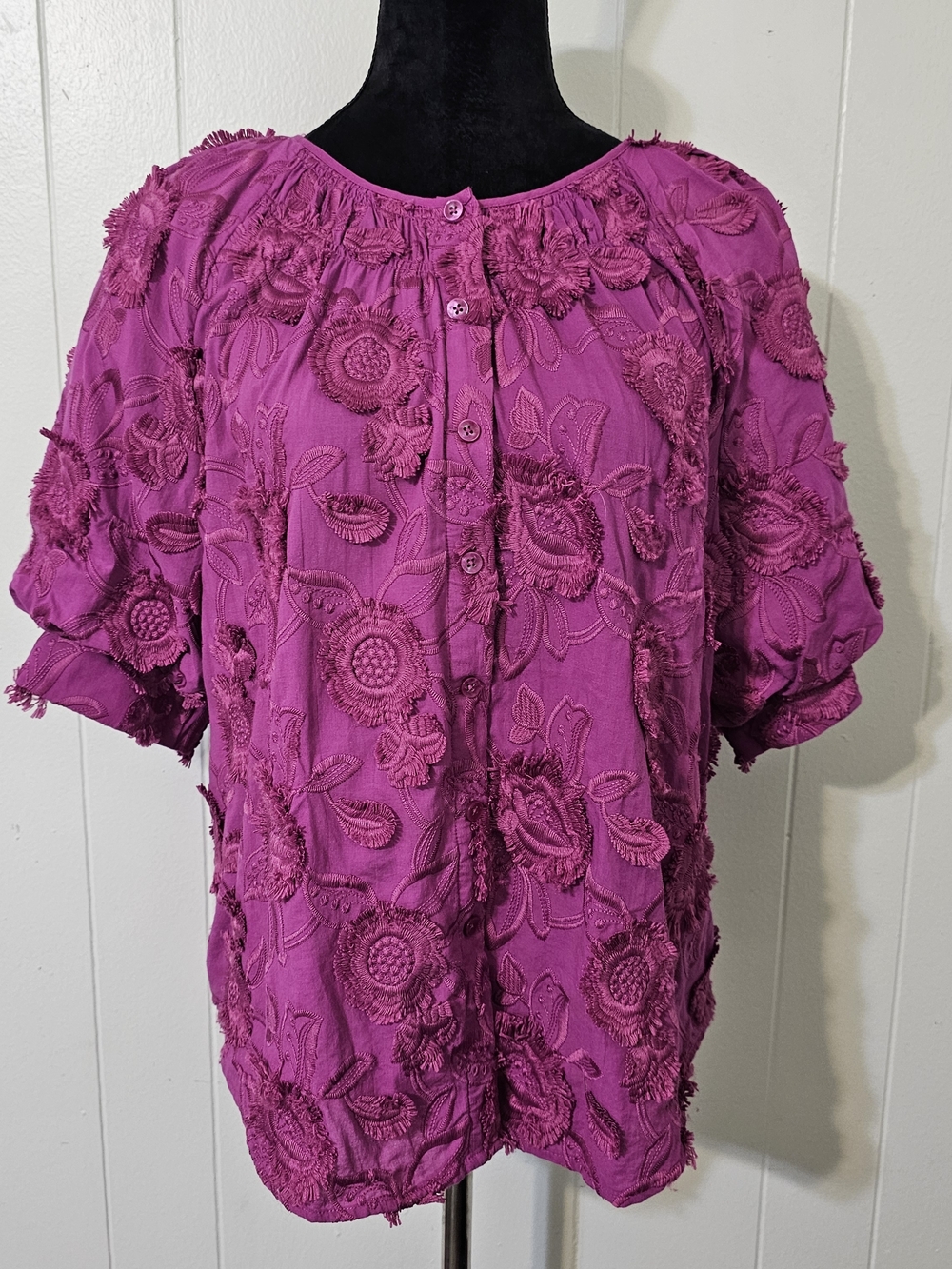💚3/$25 Chico's Magenta Floral Applique Button-Front Blouse